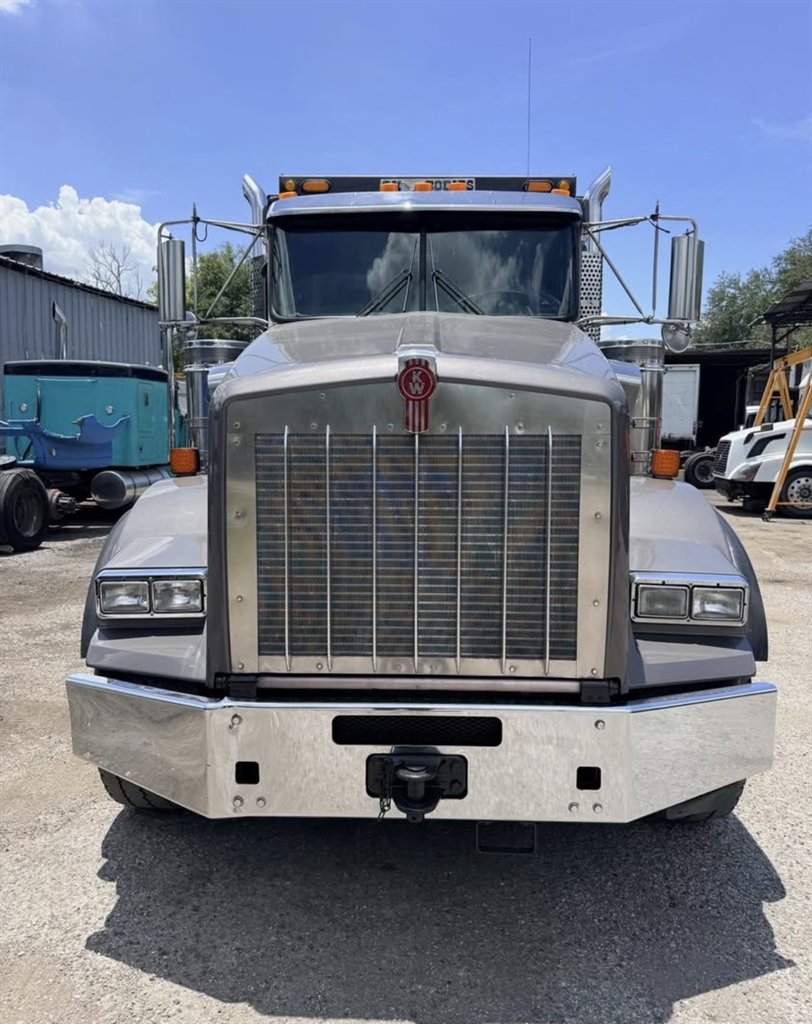2017 Kenworth T8 Series