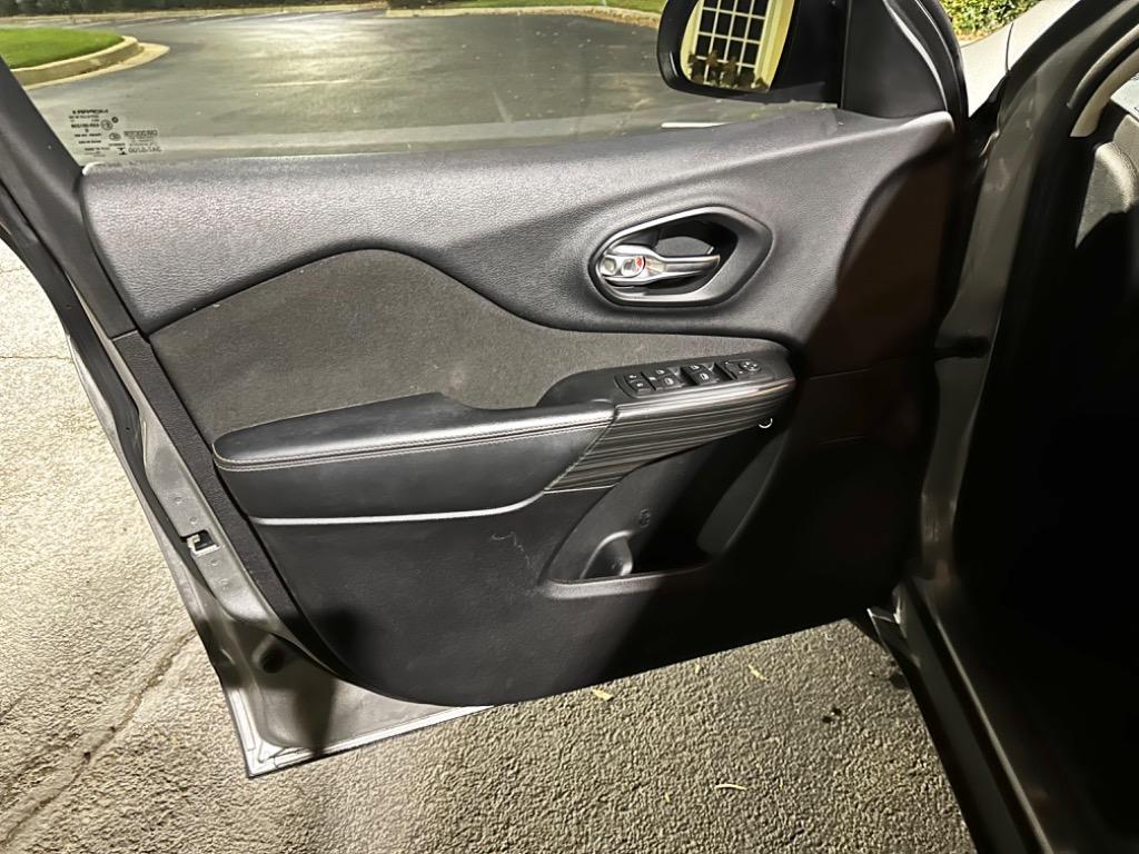 2016 Jeep Cherokee - $9,000