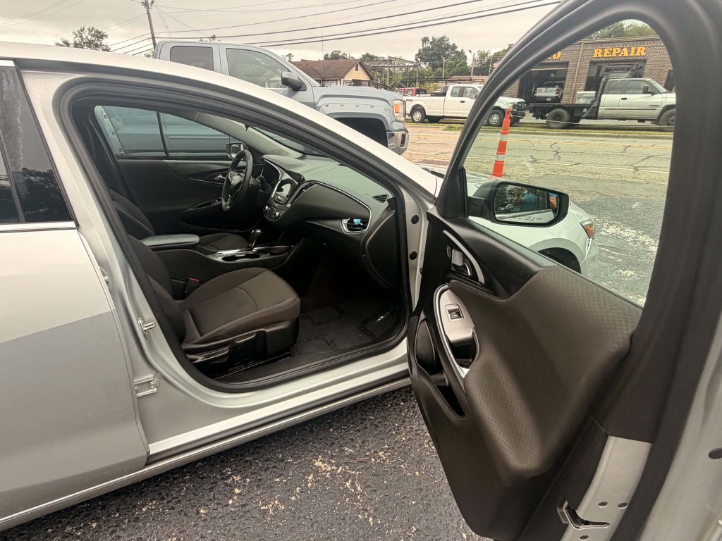 2020 Chevrolet Malibu - $9,499