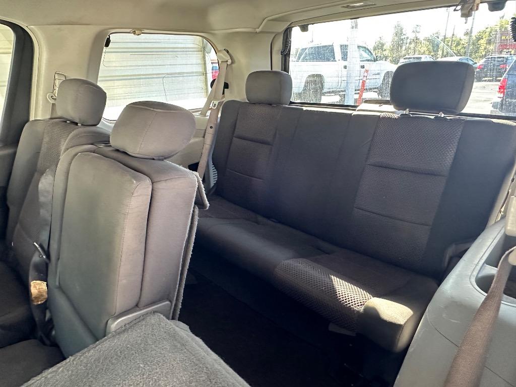 2004 Nissan Armada SE photo