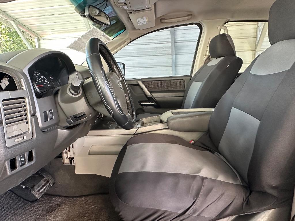 2004 Nissan Armada SE photo