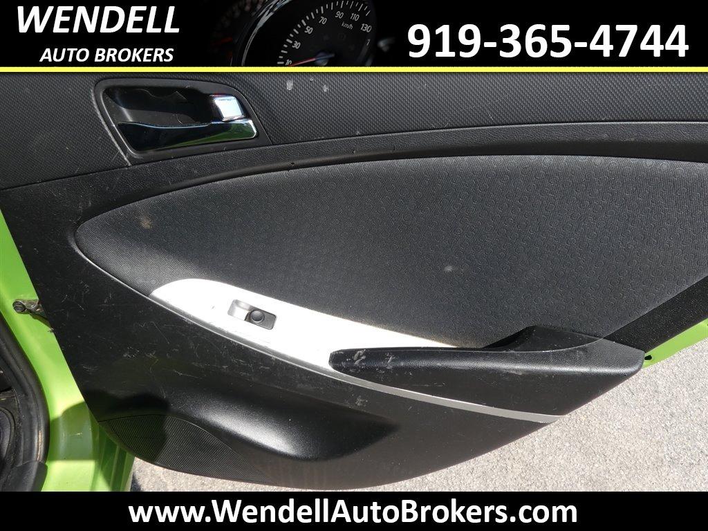 2012 Hyundai Accent SE photo