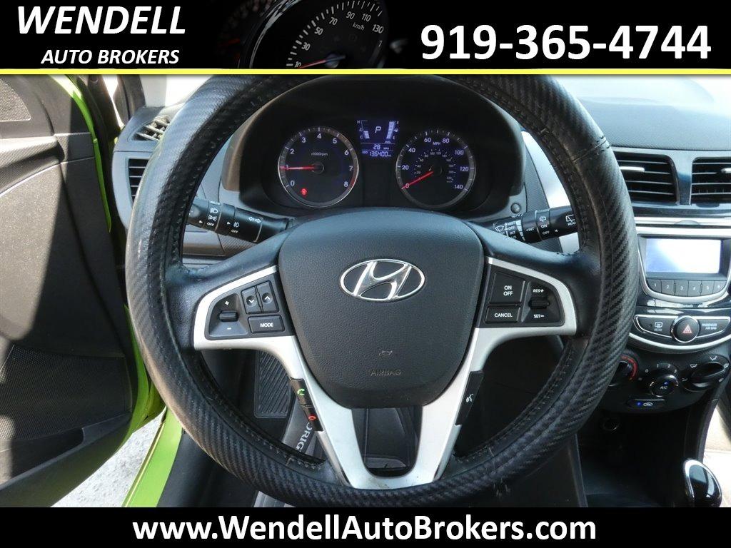 2012 Hyundai Accent SE photo