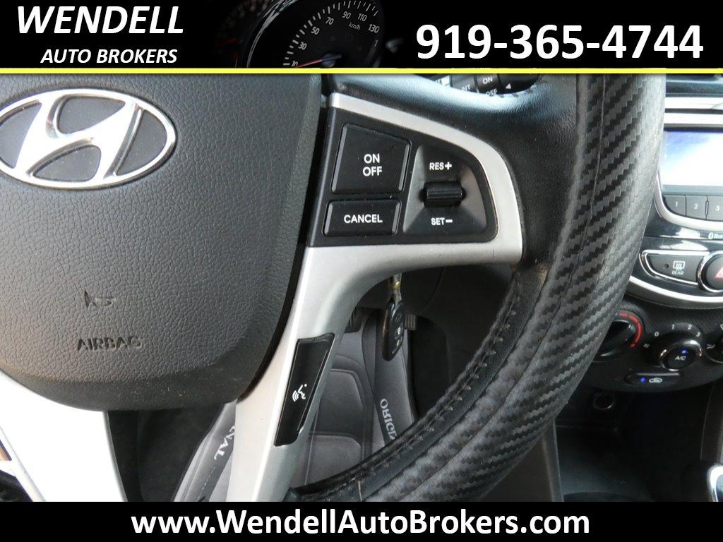 2012 Hyundai Accent SE photo