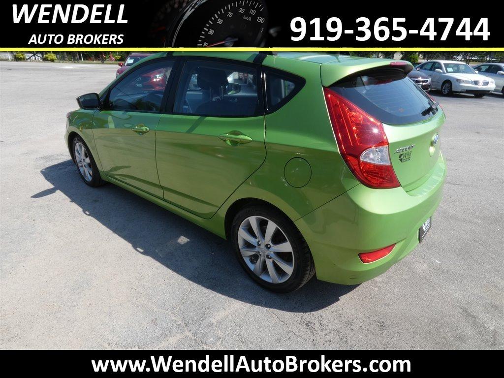 2012 Hyundai Accent SE photo