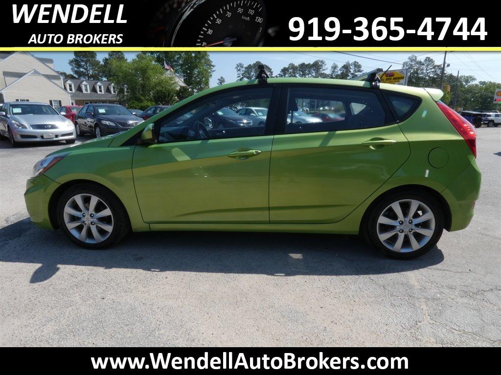 2012 Hyundai Accent SE photo