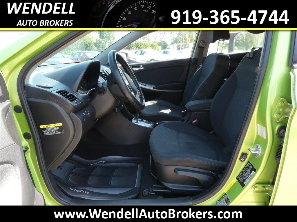 2012 Hyundai Accent SE photo
