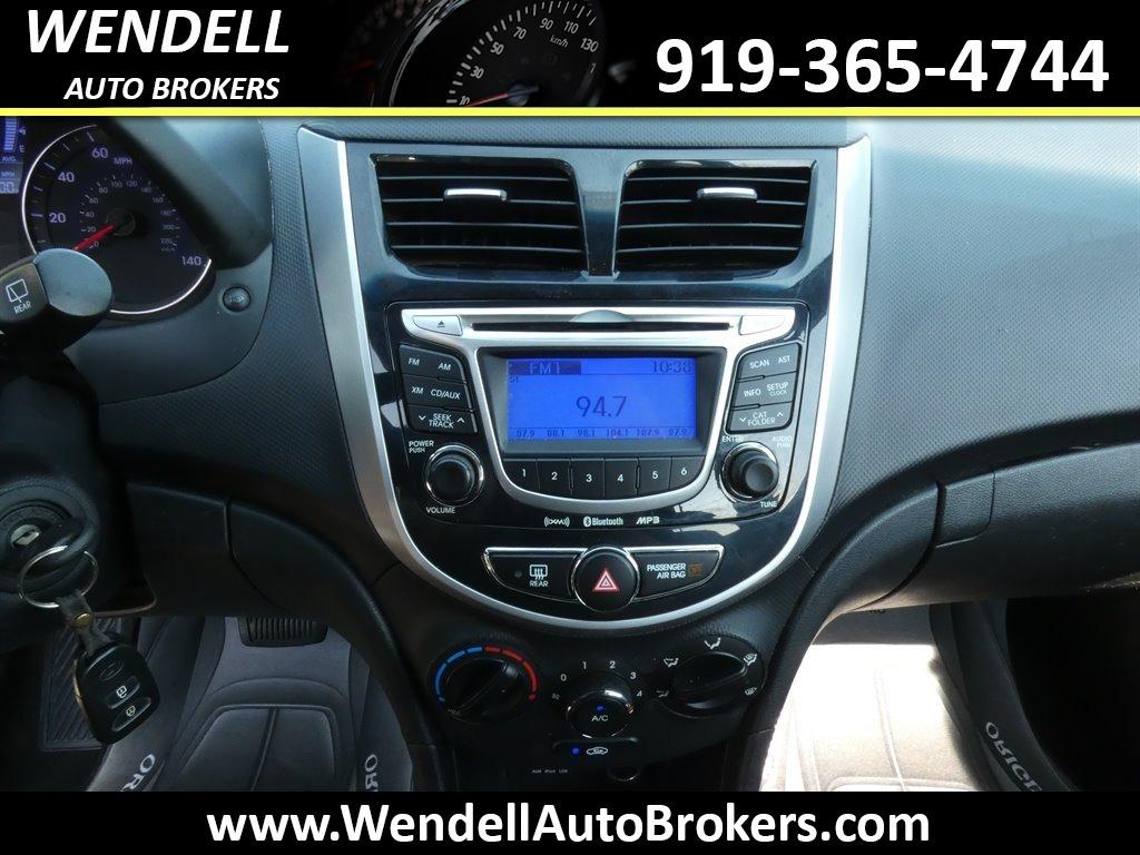 2012 Hyundai Accent SE photo