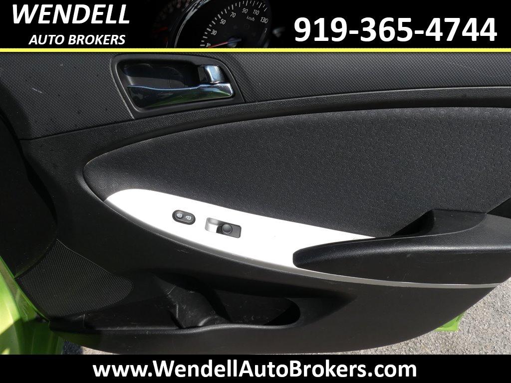 2012 Hyundai Accent SE photo