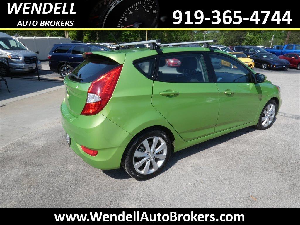 2012 Hyundai Accent SE photo