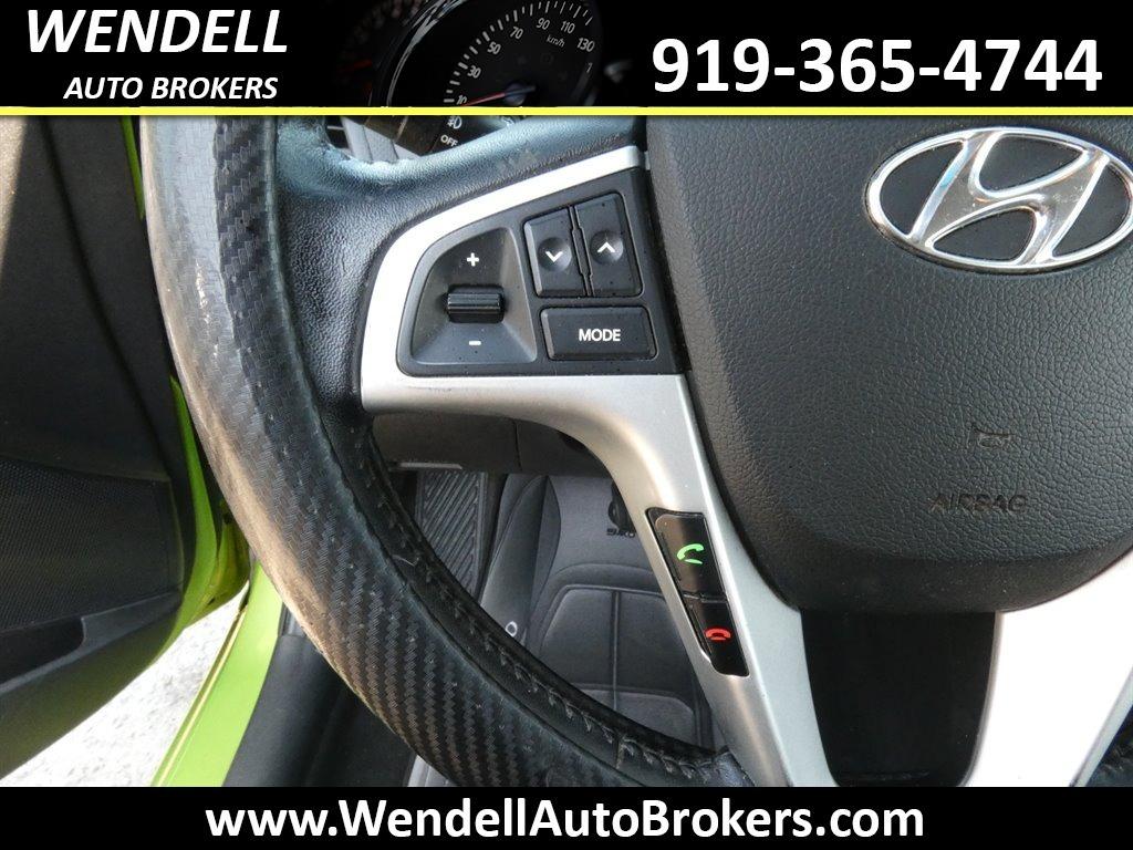 2012 Hyundai Accent SE photo