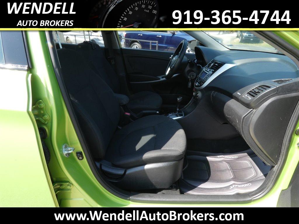 2012 Hyundai Accent SE photo