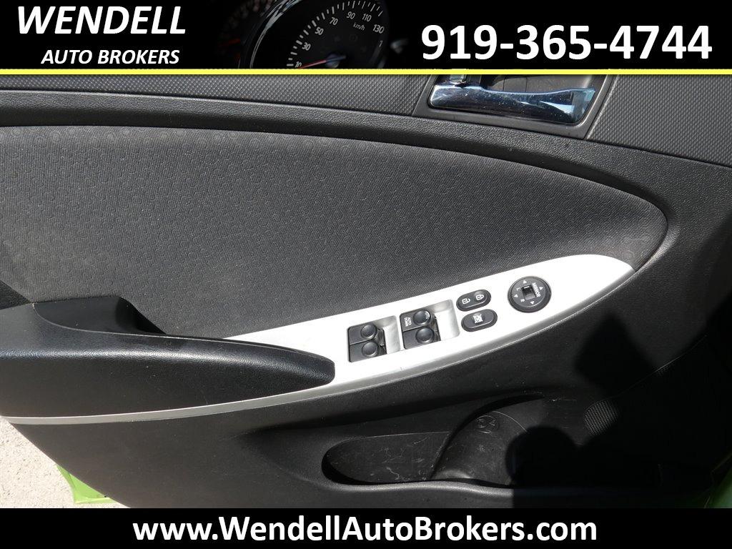 2012 Hyundai Accent SE photo