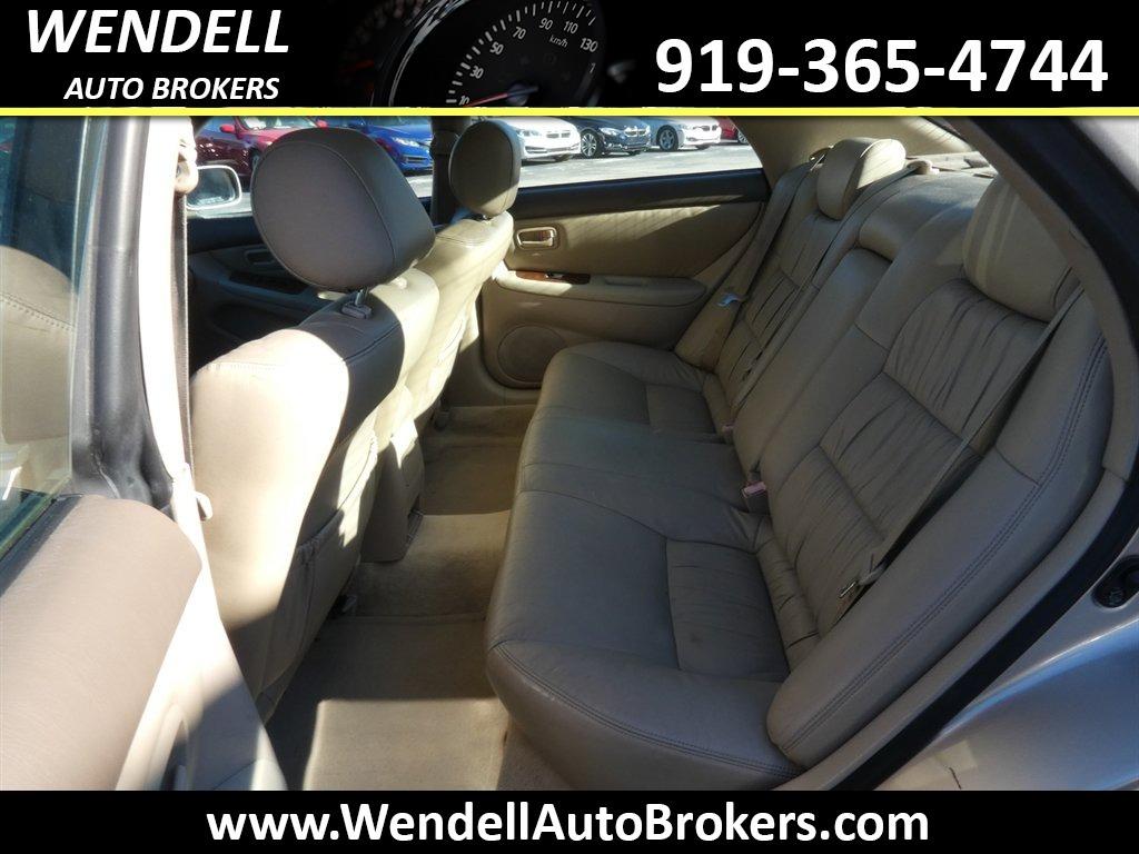 2001 Lexus ES - $3,995