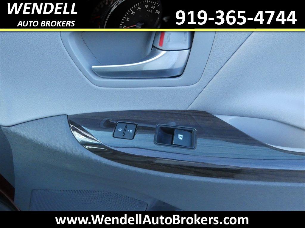 2016 Toyota Sienna - $14,462