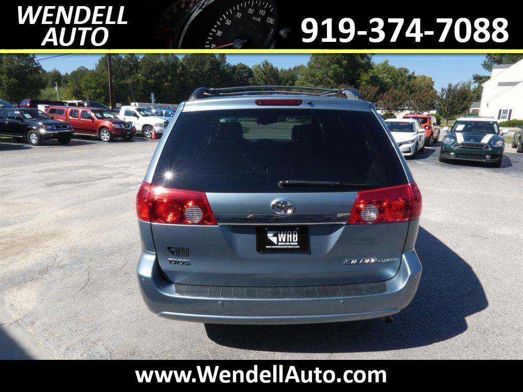 2006 Toyota Sienna - $5,995