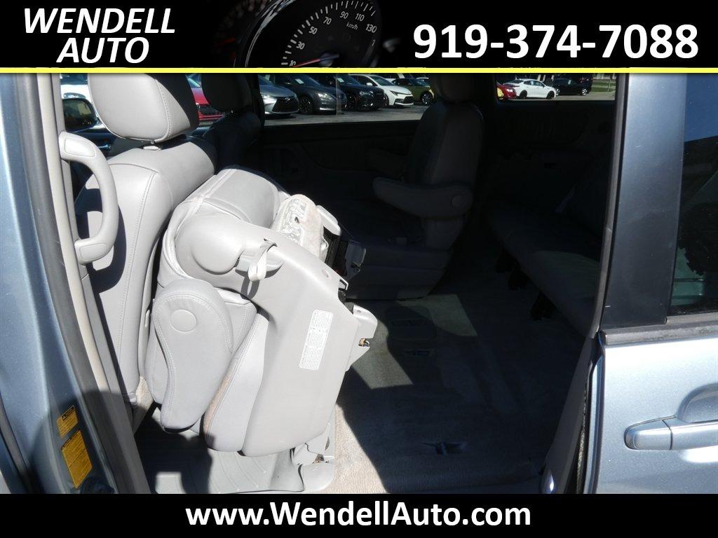 2006 Toyota Sienna - $5,995