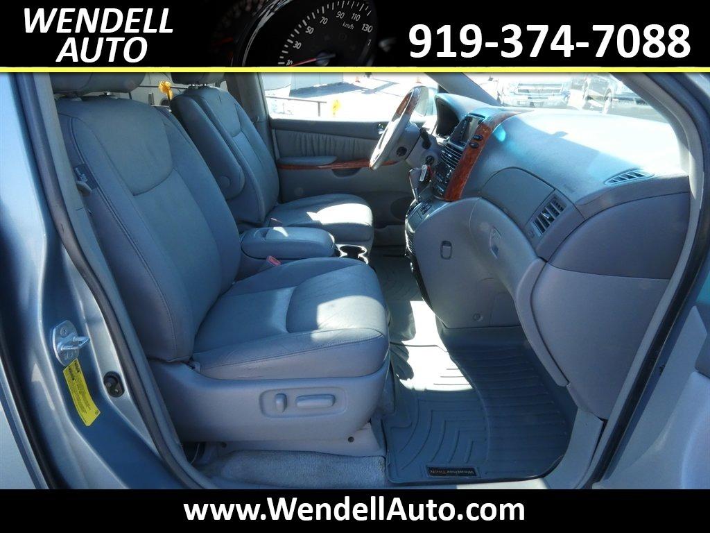 2006 Toyota Sienna - $5,995