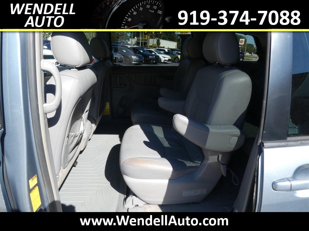 2006 Toyota Sienna - $5,995