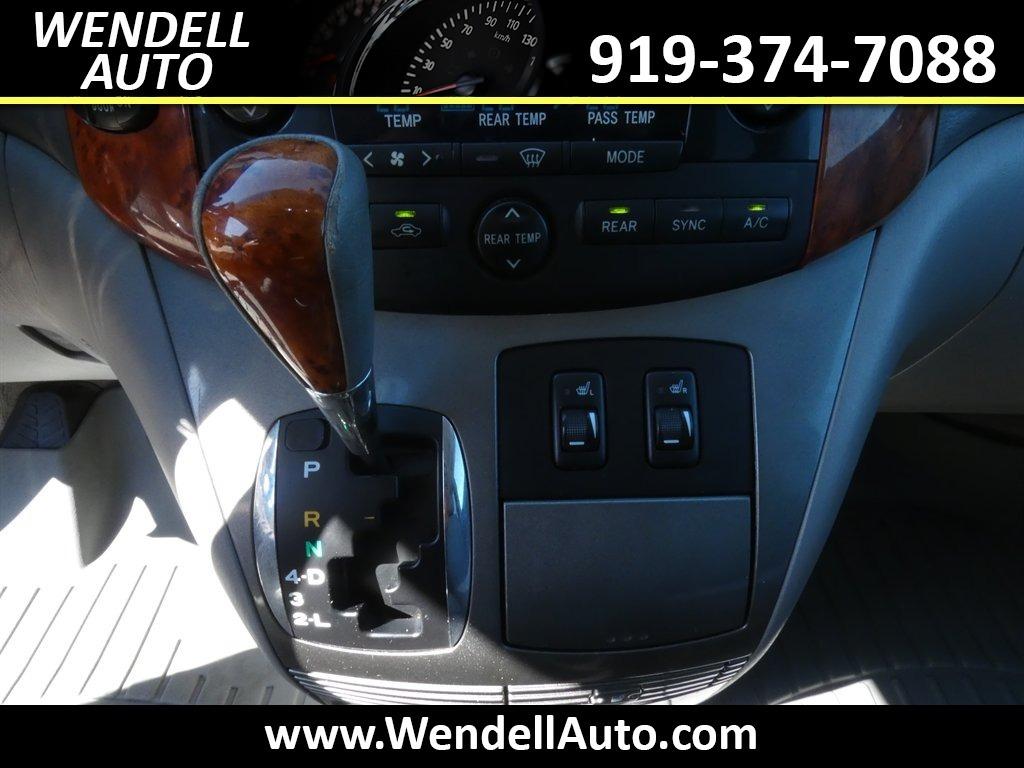 2006 Toyota Sienna - $5,995