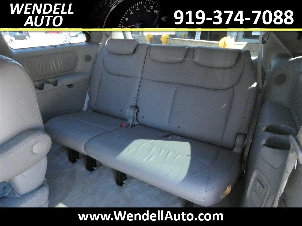 2006 Toyota Sienna - $5,995