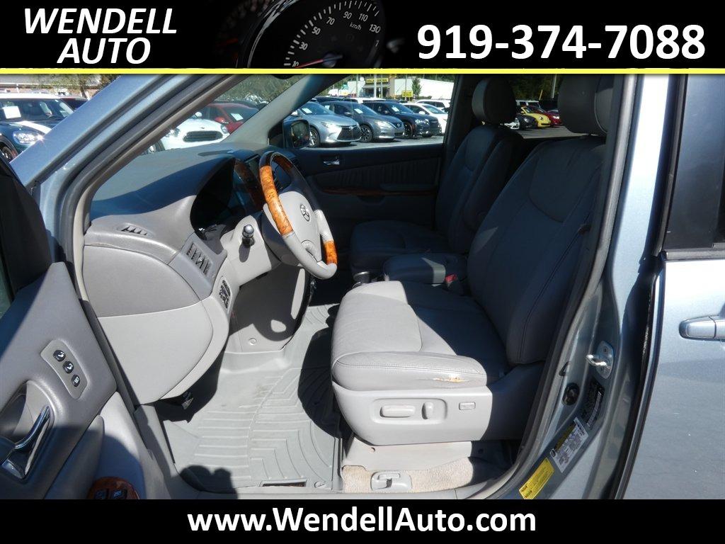 2006 Toyota Sienna - $5,995