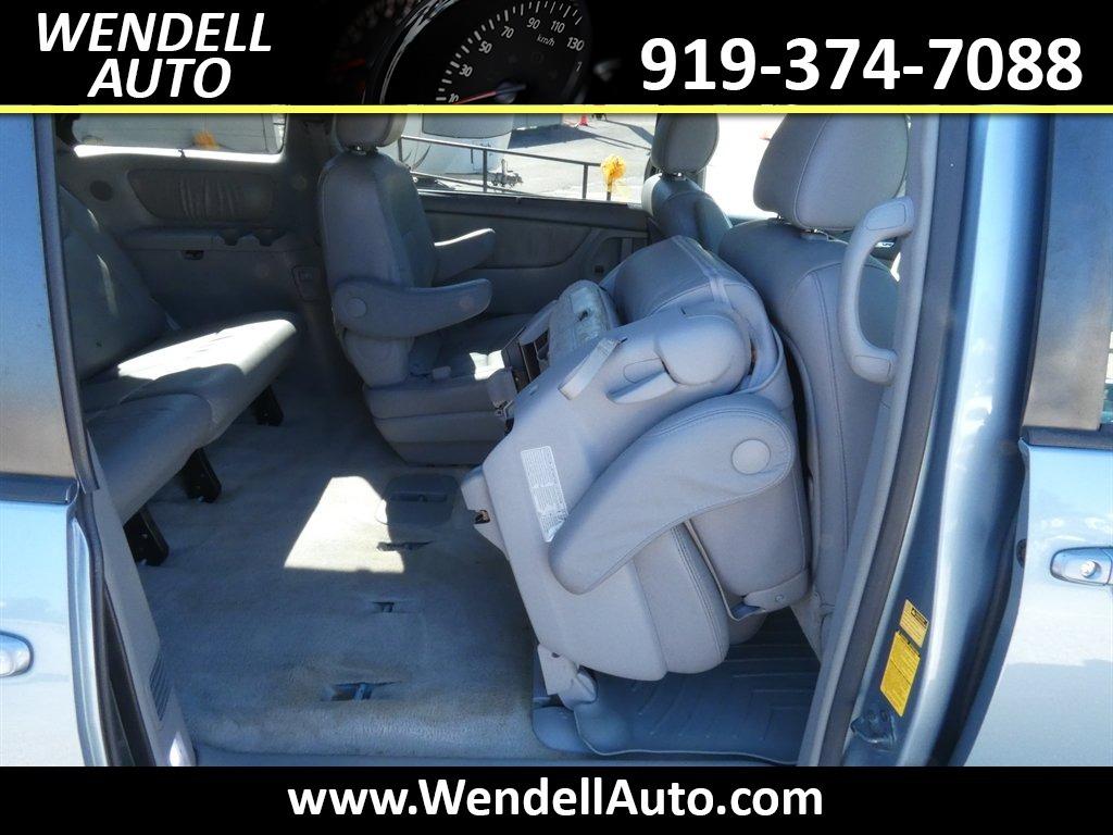 2006 Toyota Sienna - $5,995