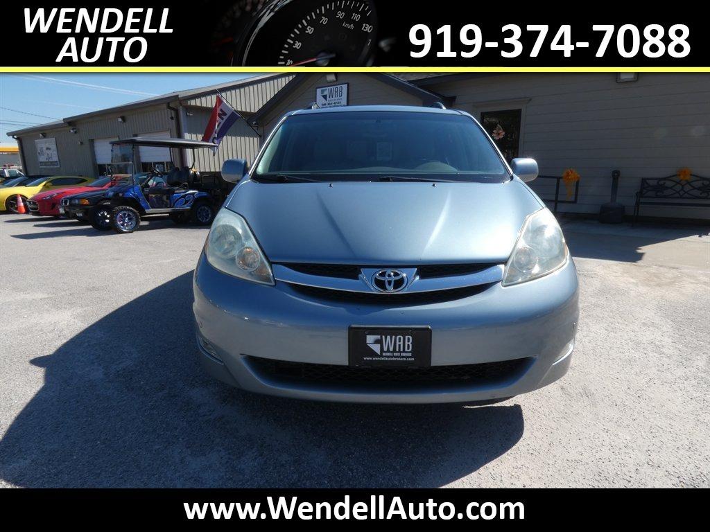 2006 Toyota Sienna - $5,995