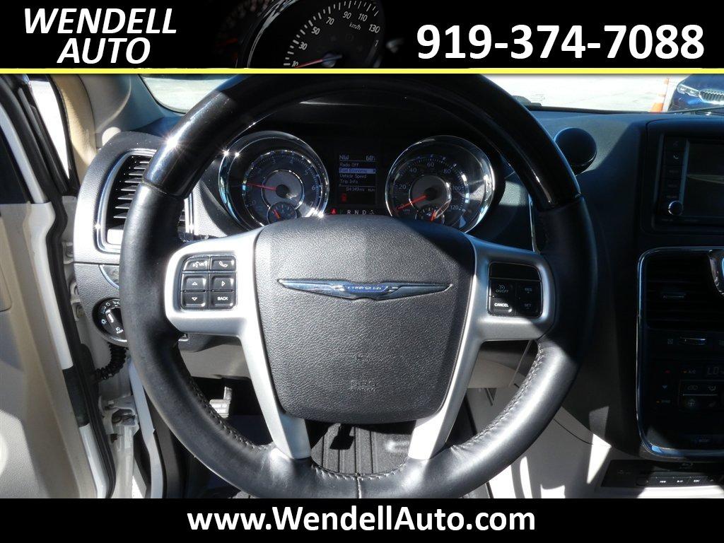 2015 Chrysler Town And Country - $11,218