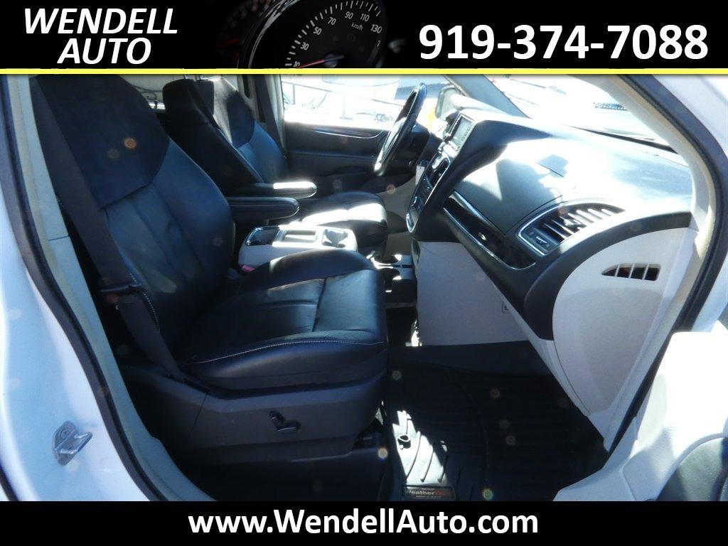 2015 Chrysler Town And Country - $11,218