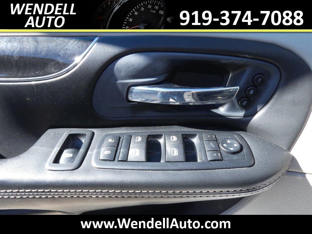 2015 Chrysler Town And Country - $11,218