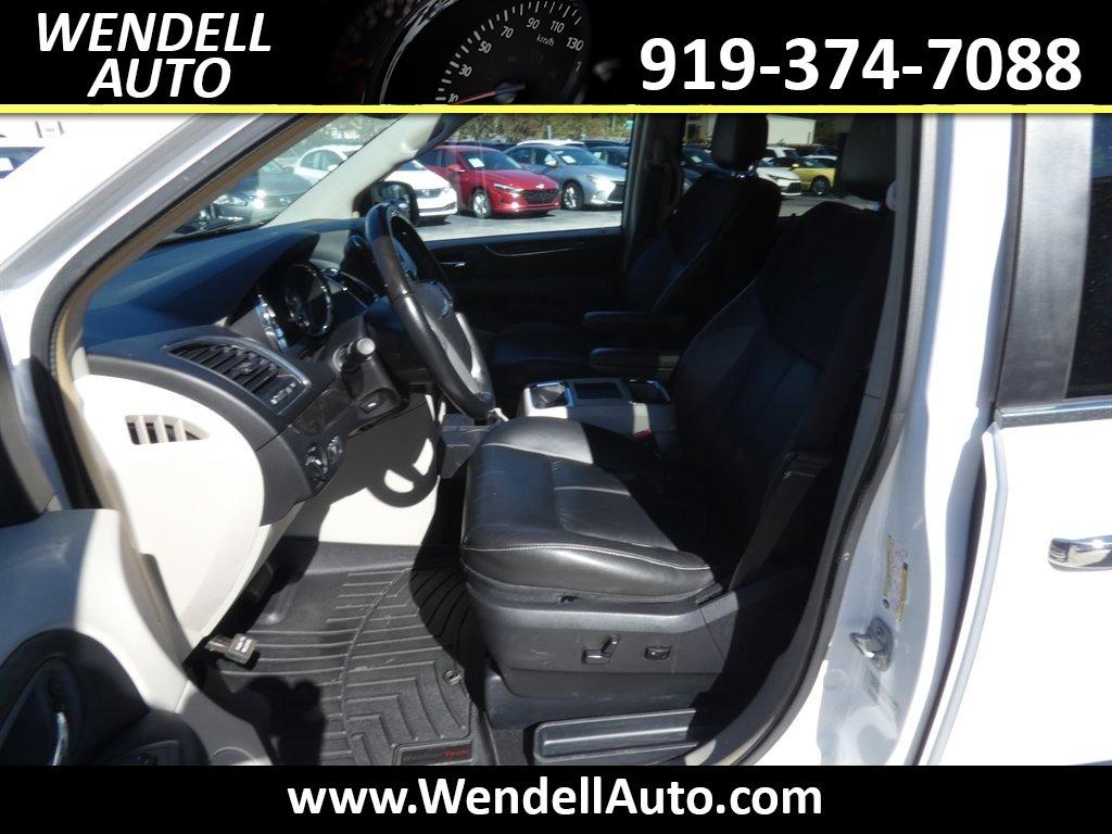 2015 Chrysler Town And Country - $11,218