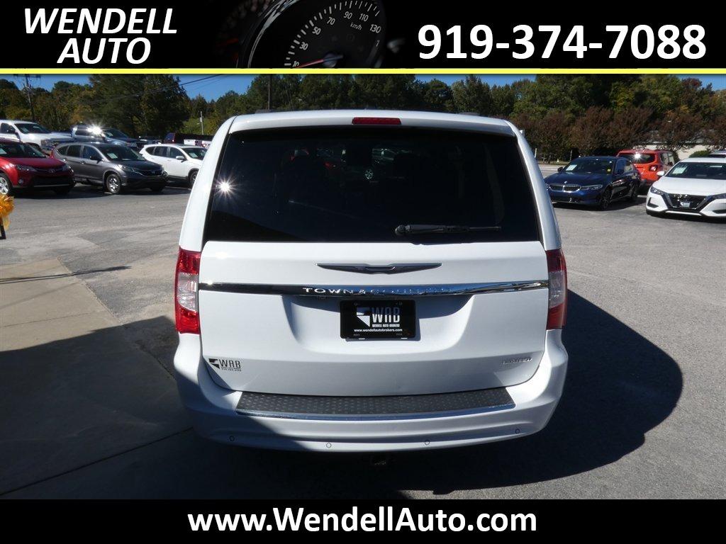 2015 Chrysler Town And Country - $11,218