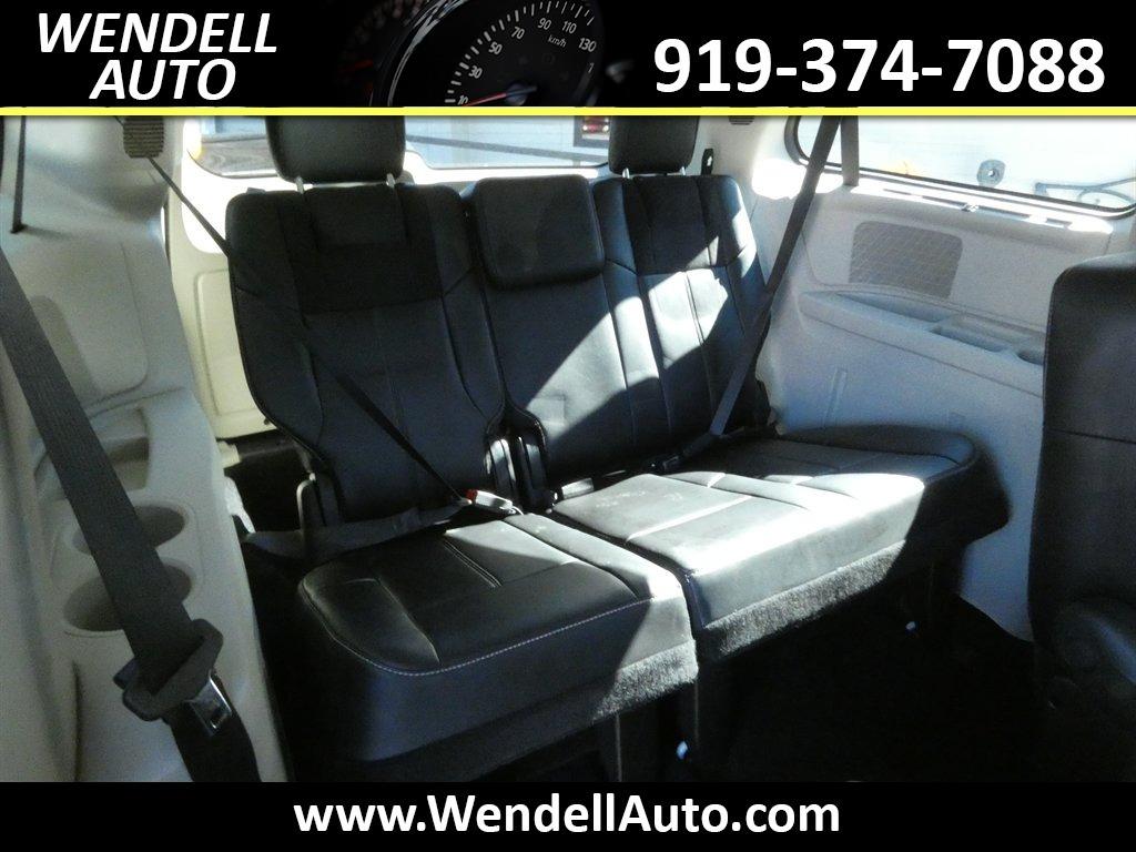 2015 Chrysler Town And Country - $11,218
