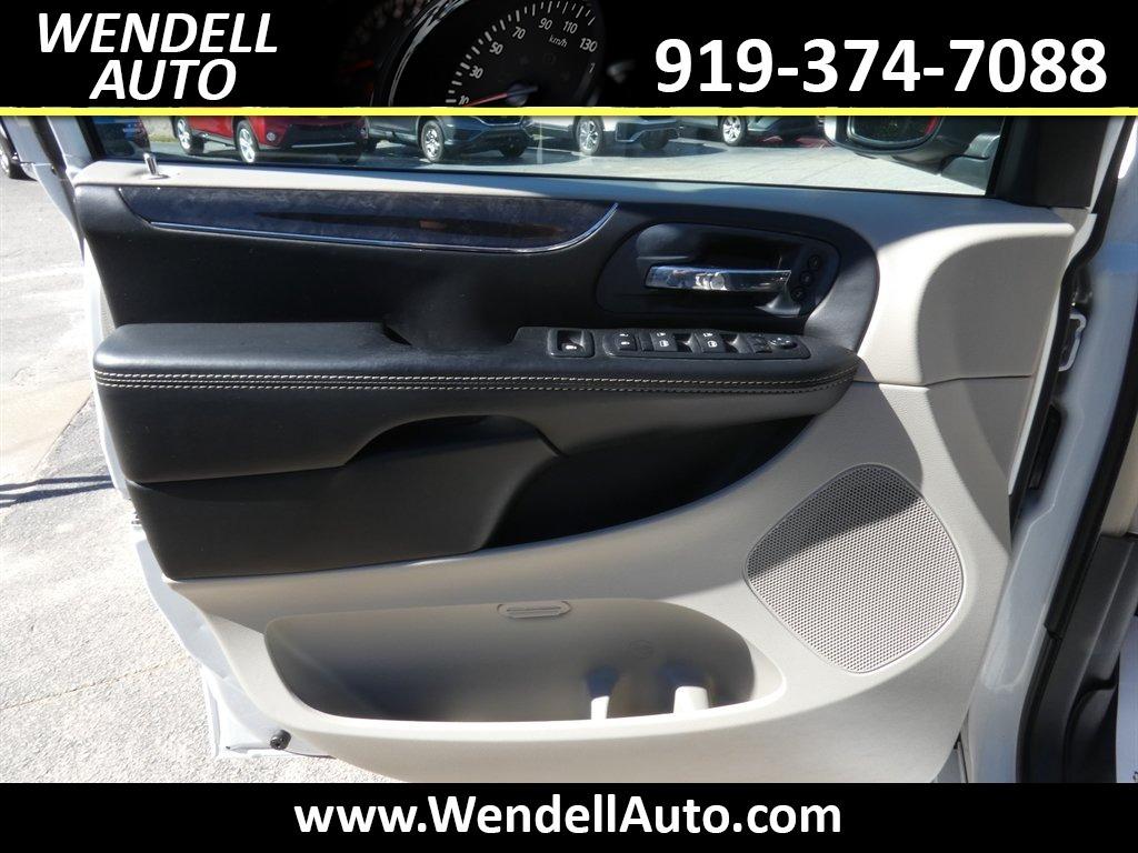 2015 Chrysler Town And Country - $11,218