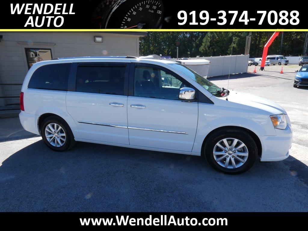 2015 Chrysler Town And Country - $11,218