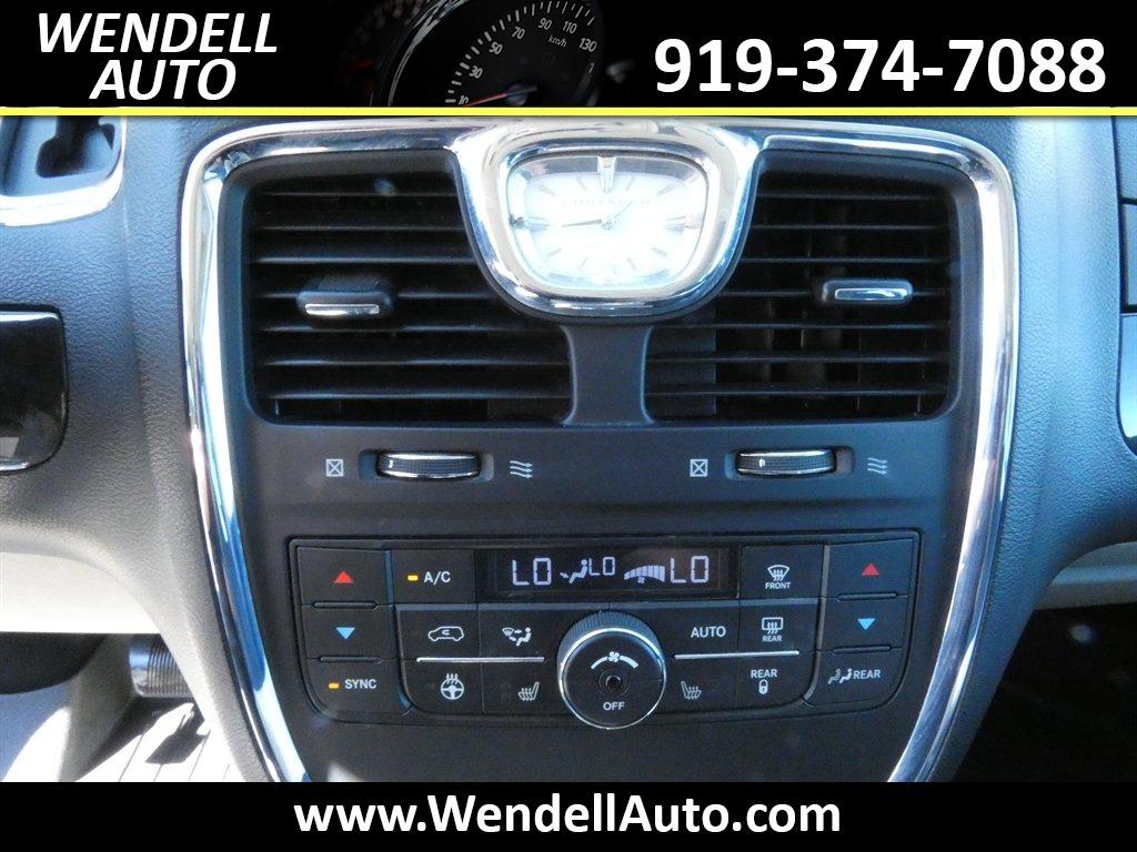 2015 Chrysler Town And Country - $11,218