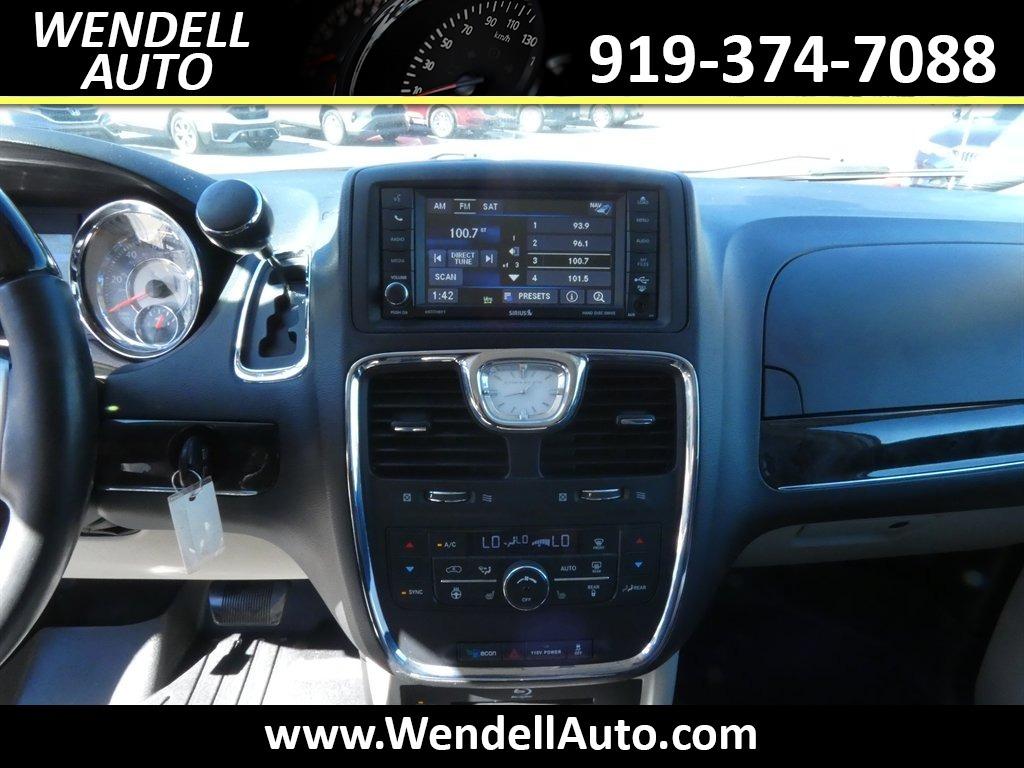 2015 Chrysler Town And Country - $11,218