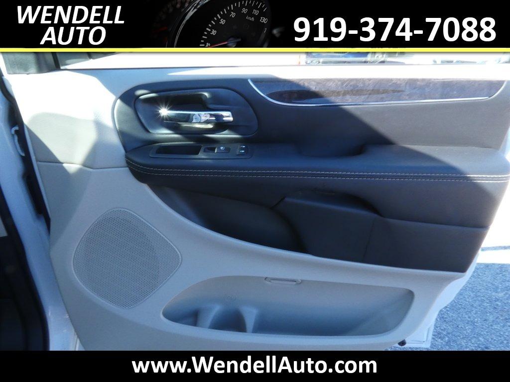 2015 Chrysler Town And Country - $11,218