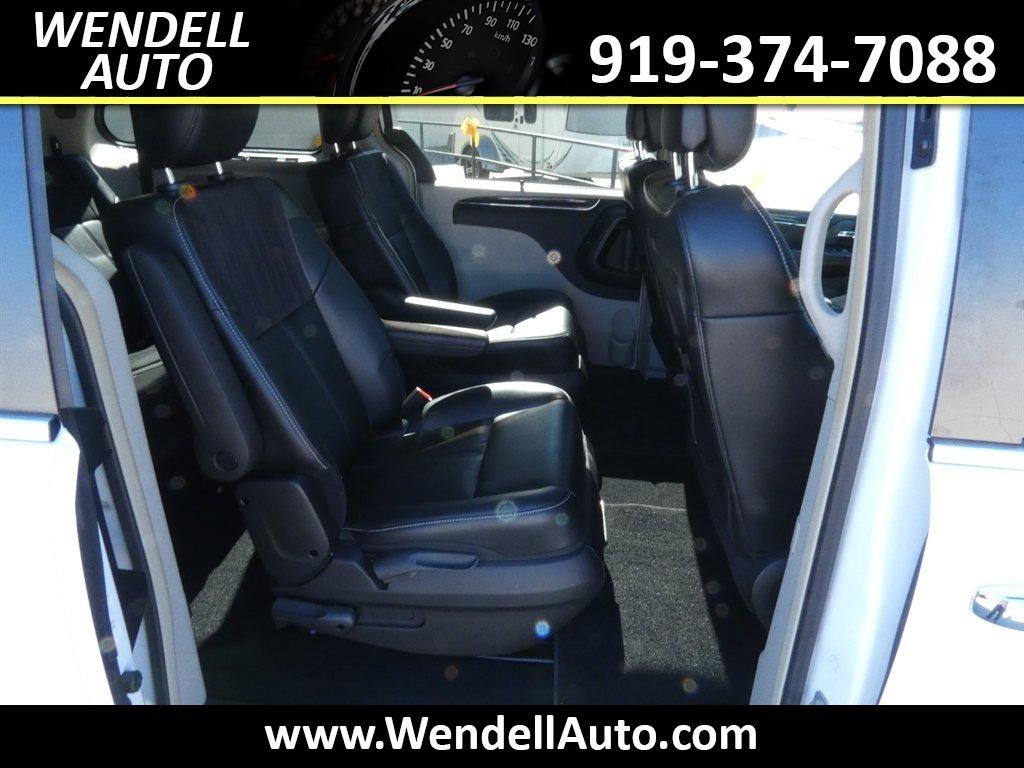 2015 Chrysler Town And Country - $11,218