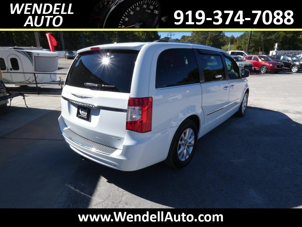 2015 Chrysler Town And Country - $11,218