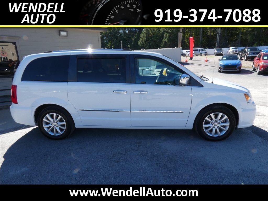 2015 Chrysler Town And Country - $11,218