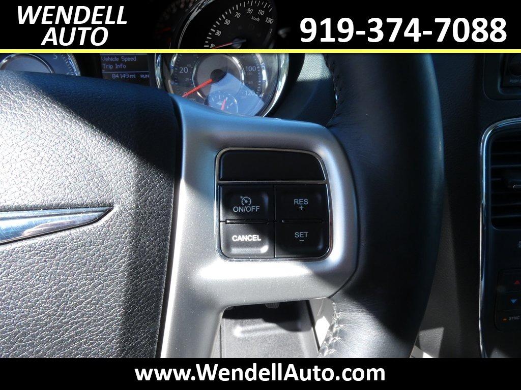 2015 Chrysler Town And Country - $11,218