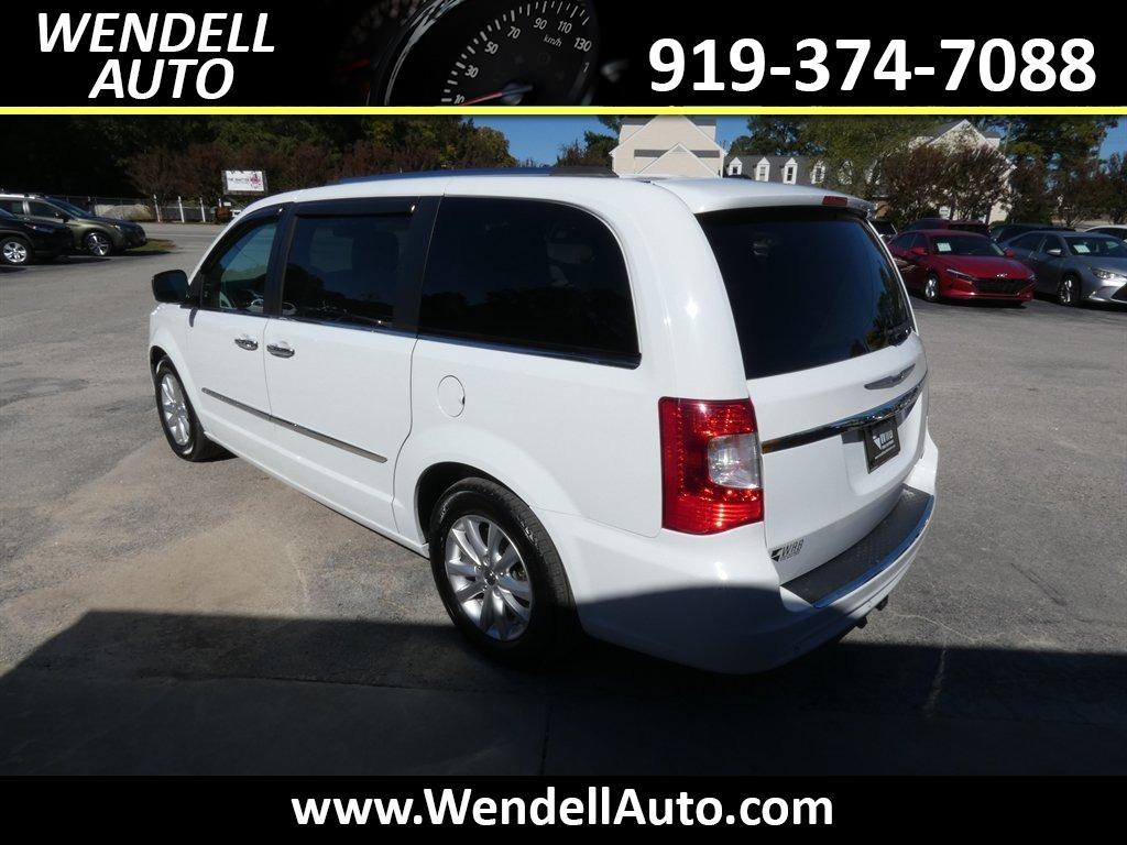 2015 Chrysler Town And Country - $11,218
