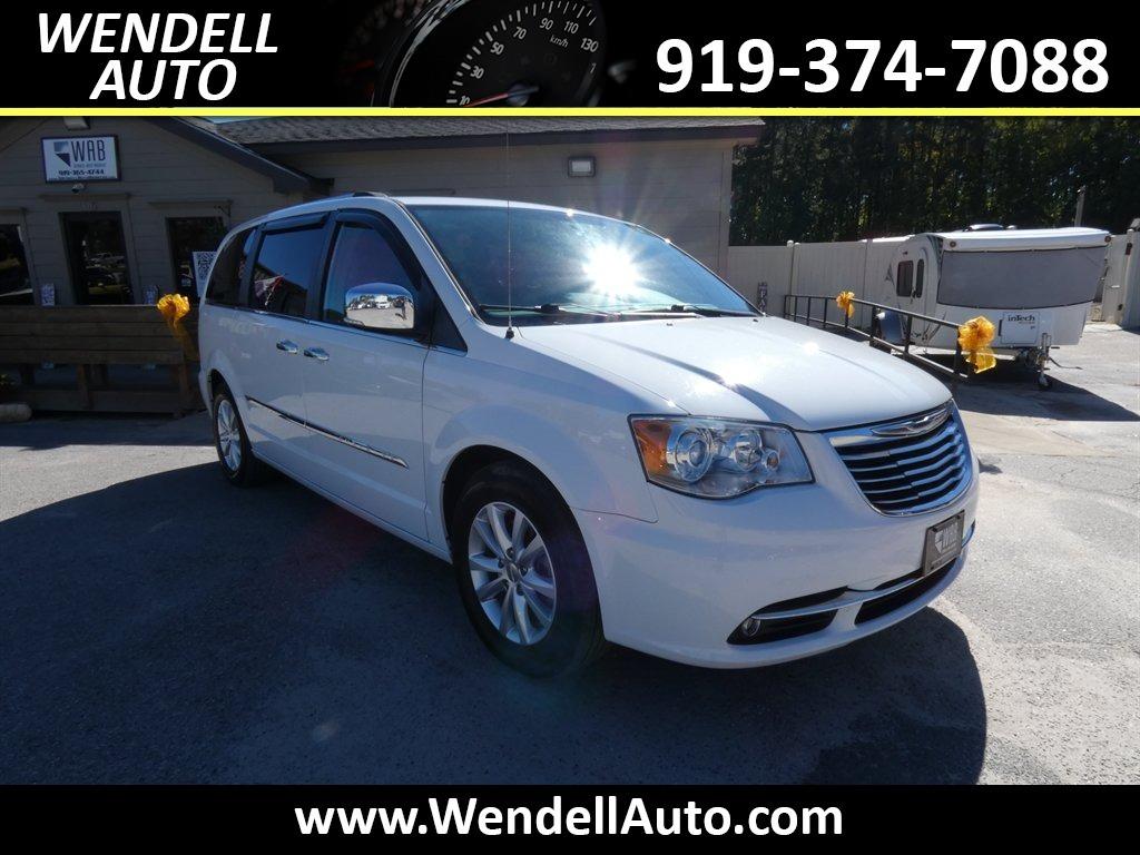 2015 Chrysler Town And Country - $11,218