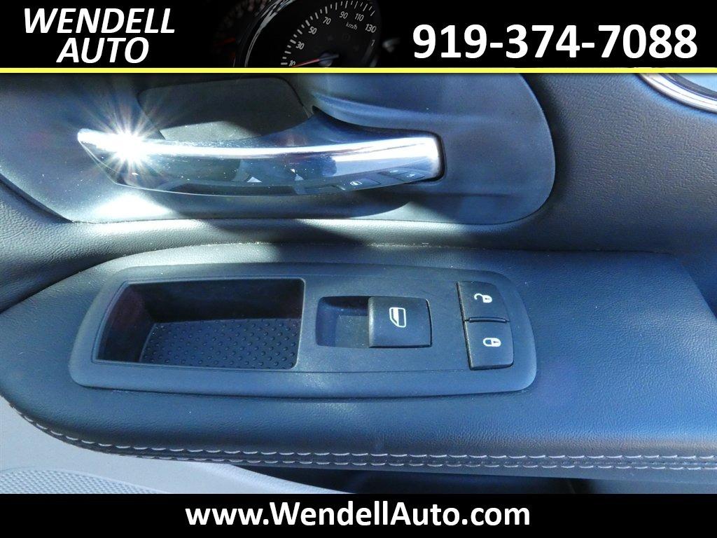 2015 Chrysler Town And Country - $11,218
