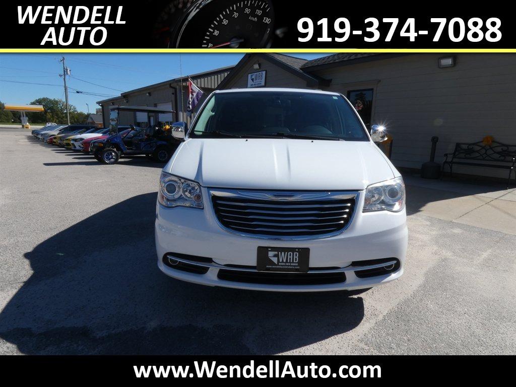 2015 Chrysler Town And Country - $11,218