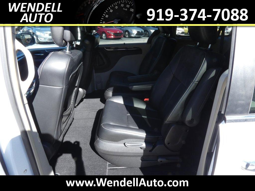 2015 Chrysler Town And Country - $11,218