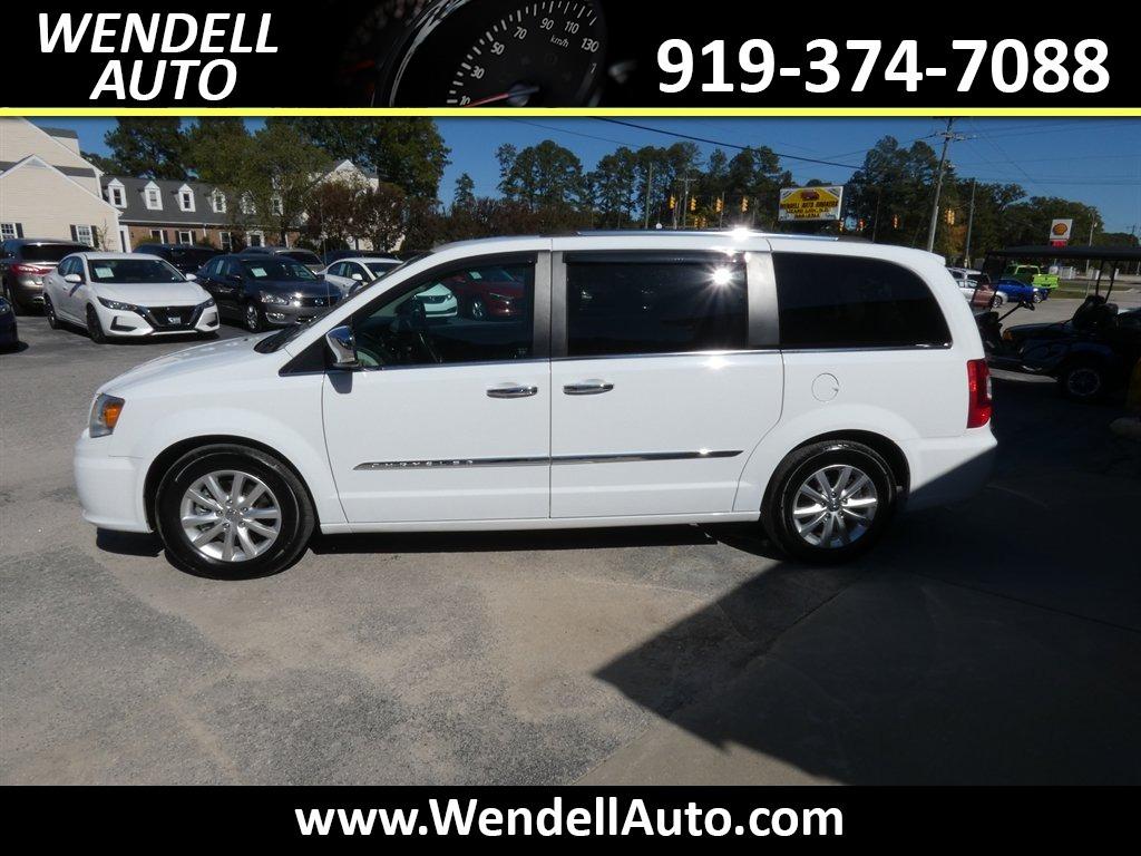 2015 Chrysler Town And Country - $11,218