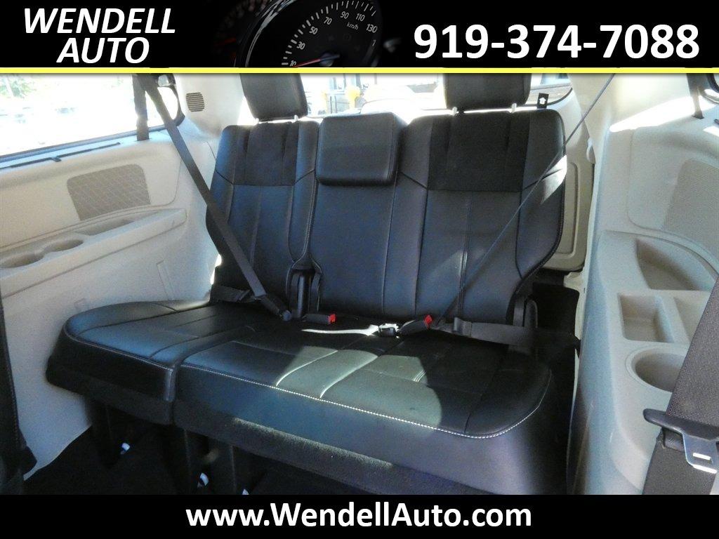 2015 Chrysler Town And Country - $11,218